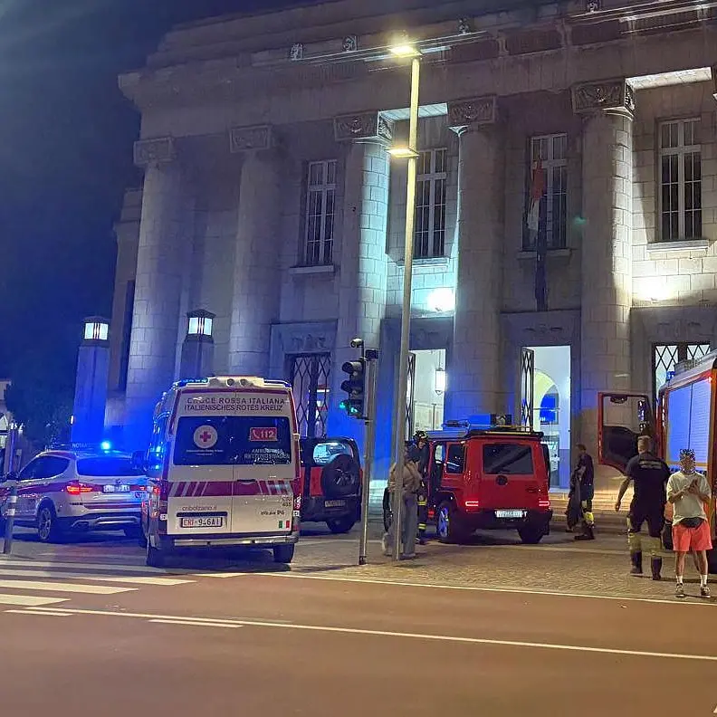 Mano incastrata nella porta del Frecciarossa: donna in ospedale