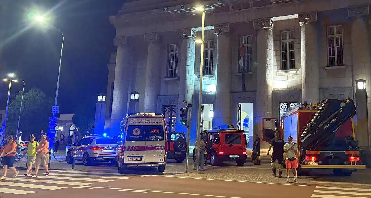 Mano incastrata nella porta del Frecciarossa: donna in ospedale
