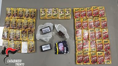 Sequestrati oltre 5 chili di hashish in un'auto a Riva del Garda, due arresti