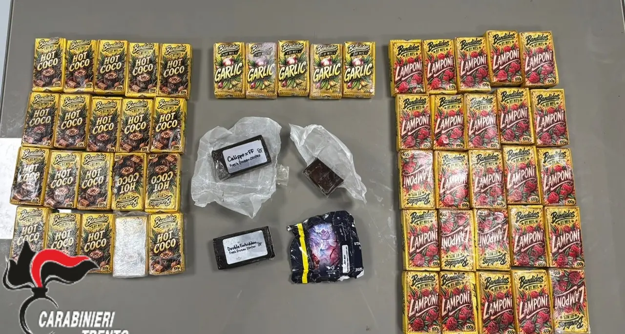 Sequestrati oltre 5 chili di hashish in un'auto a Riva del Garda, due arresti