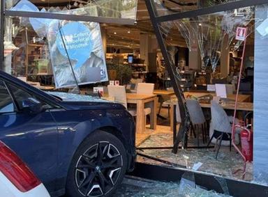 Sbaglia marcia mentre esce dal parcheggio e sfonda la vetrina di un negozio a Brunico