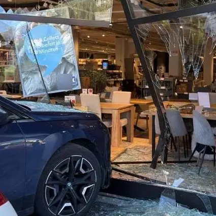 Sbaglia marcia mentre esce dal parcheggio e sfonda la vetrina di un negozio a Brunico