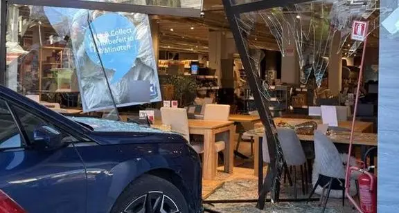 Sbaglia marcia mentre esce dal parcheggio e sfonda la vetrina di un negozio a Brunico