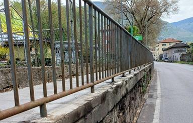 Viale Trento, manutenzione al percorso pedonale: senso unico alternato per 45 giorni