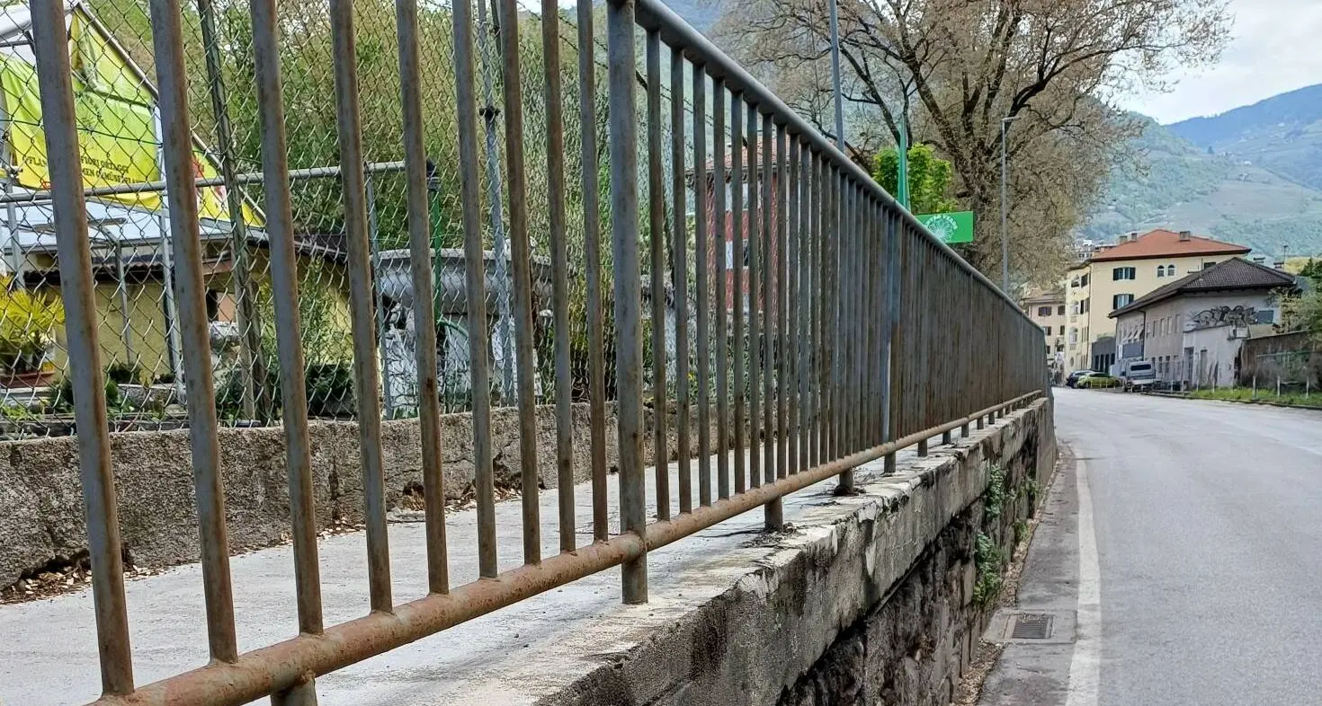 Viale Trento, manutenzione al percorso pedonale: senso unico alternato per 45 giorni