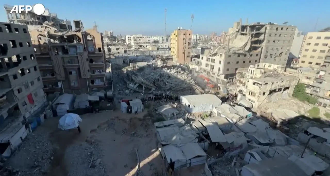 Crolla un palazzo a Gaza, si scava tra le macerie