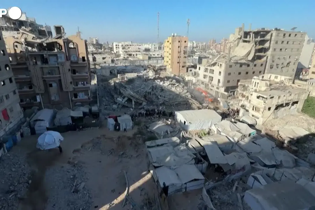 Crolla un palazzo a Gaza, si scava tra le macerie