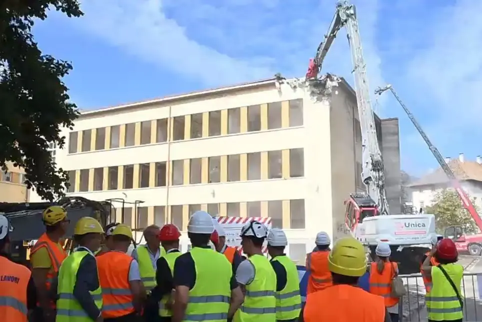 Al via la demolizione dell’ex Pascoli: nasce il Polo bibliotecario