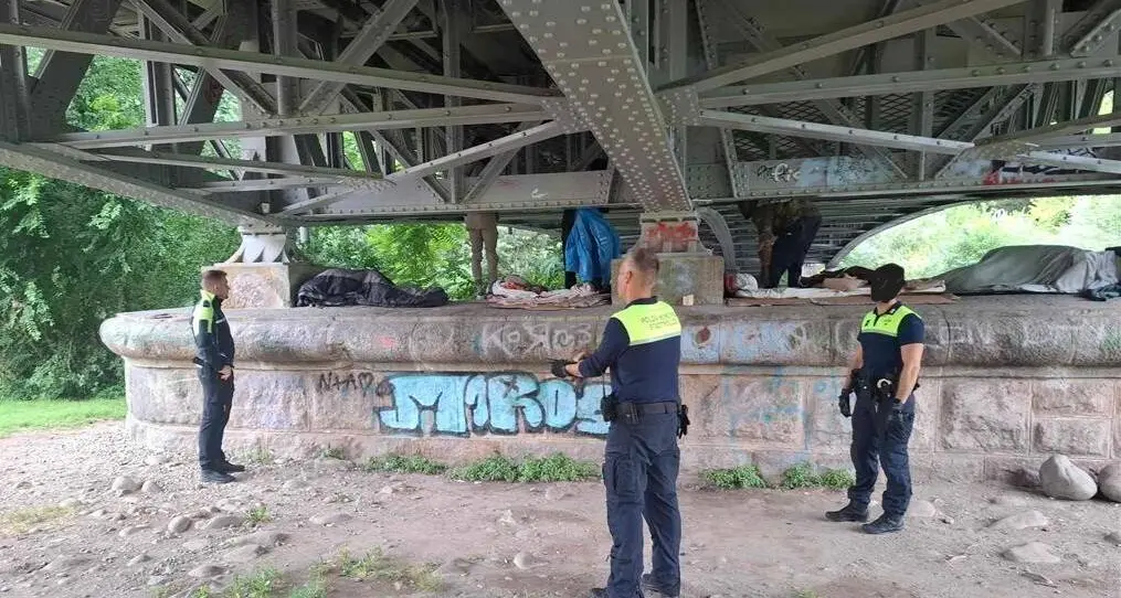 Degrado sotto ponte Talvera a Bolzano: intervento della Polizia Locale con Seab