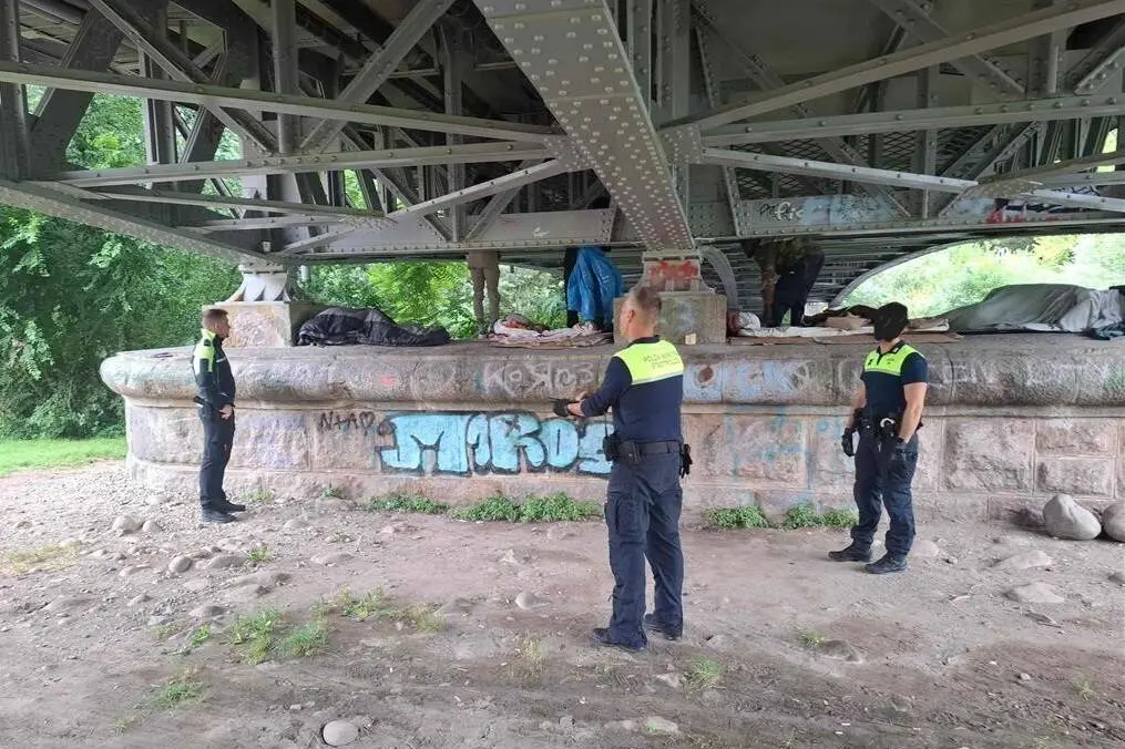 Degrado sotto ponte Talvera a Bolzano: intervento della Polizia Locale con Seab