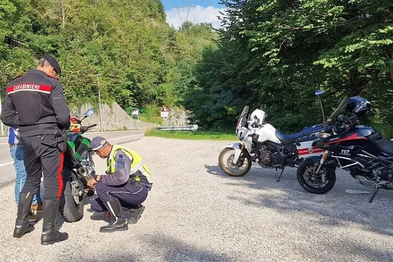 Passi alpini, controlli sulle strade dell’Alto Adige: 266 multe e 336 veicoli verificati