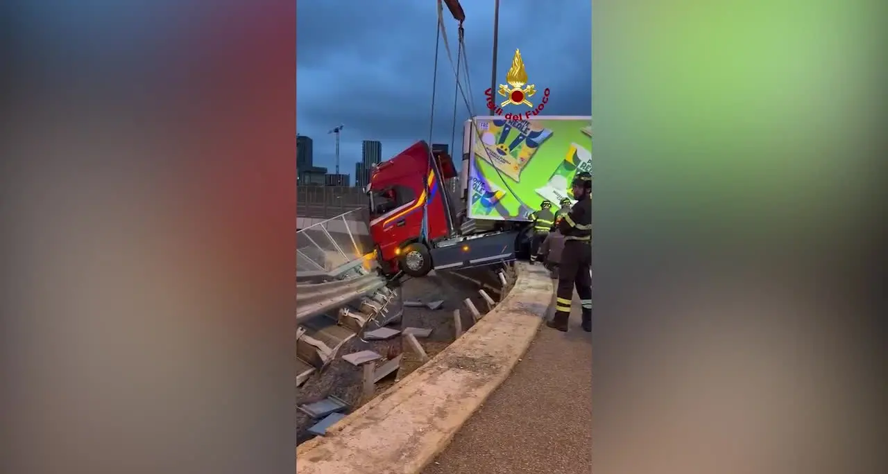Tir sfonda il guard rail, cabina sospesa nel vuoto: salvo il conducente