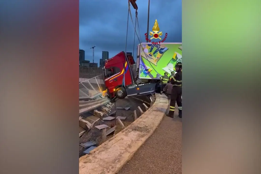 Tir sfonda il guard rail, cabina sospesa nel vuoto: salvo il conducente