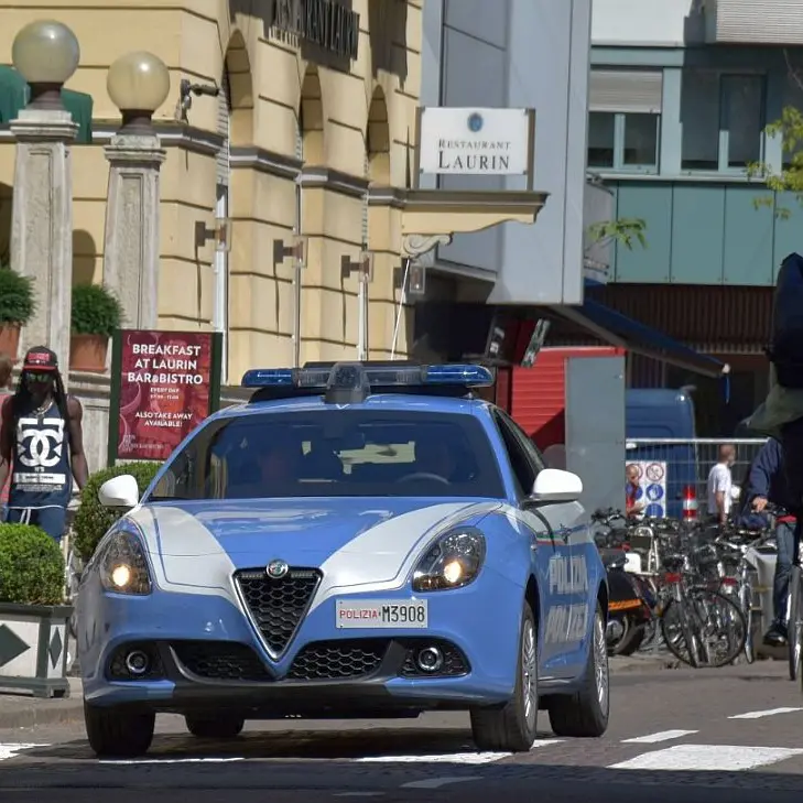 Bolzano, controlli della Polizia: cinque denunce e tre coltelli sequestrati
