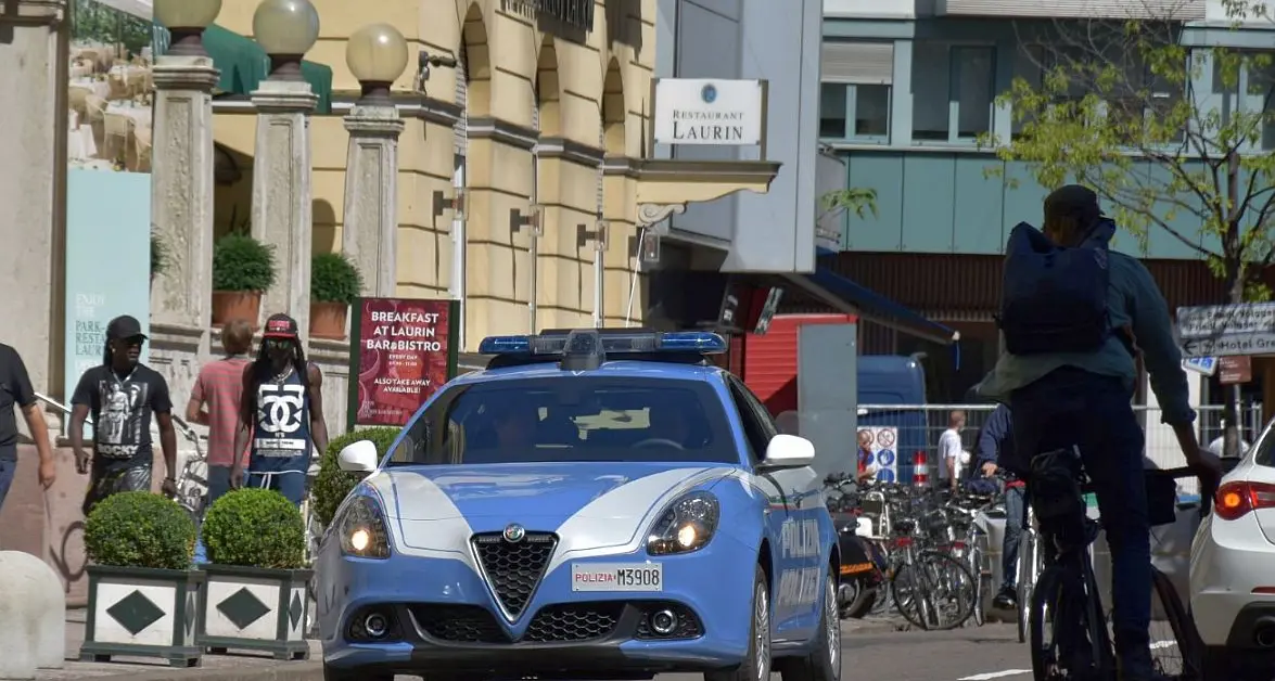 Bolzano, controlli della Polizia: cinque denunce e tre coltelli sequestrati