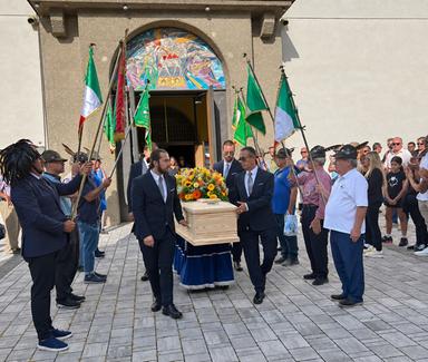 L’ultimo saluto a Luciano Debiasi, la chiesa gremita e il canto dei suoi cori