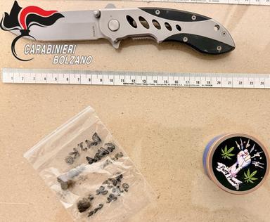 Bressanone, fermata un’auto sospetta: sequestrati hashish e un coltello