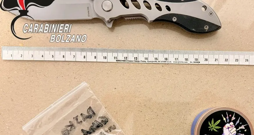 Bressanone, fermata un’auto sospetta: sequestrati hashish e un coltello
