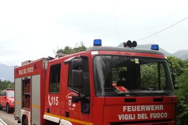 Fiamme in casa a Marlengo, vigili del fuoco in azione