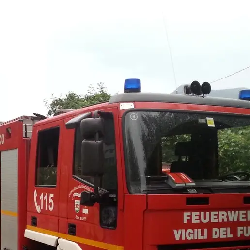 Fiamme in casa a Marlengo, vigili del fuoco in azione