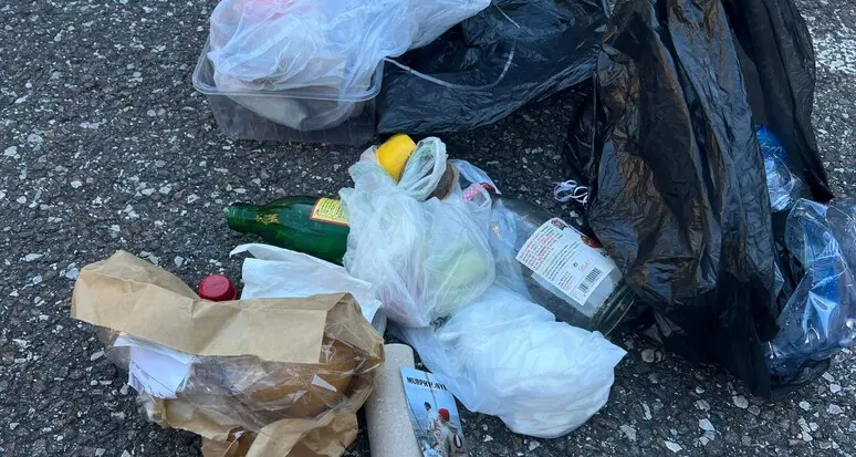 Trento, rifiuti abbandonati accanto al cestino: mille euro di multa