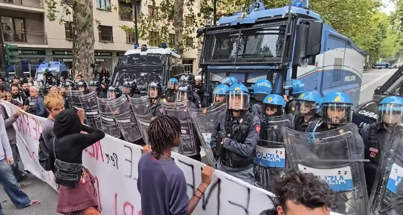 Vannacci a Torino, presidio degli antagonisti per contestarne la presenza
