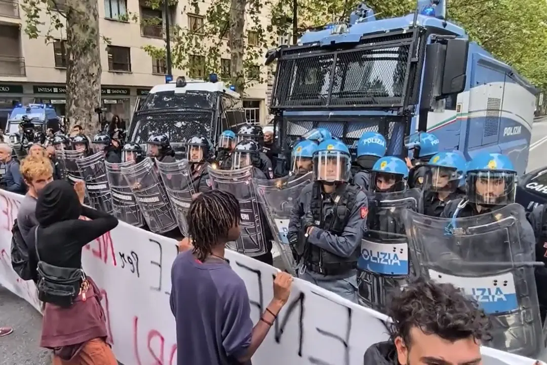 Vannacci a Torino, presidio degli antagonisti per contestarne la presenza