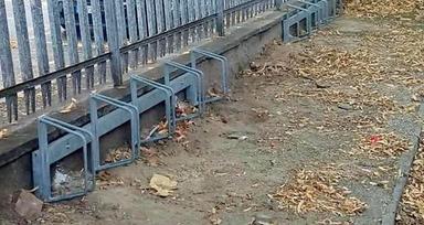 Scuole Foscolo, nuove rastrelliere per bici
