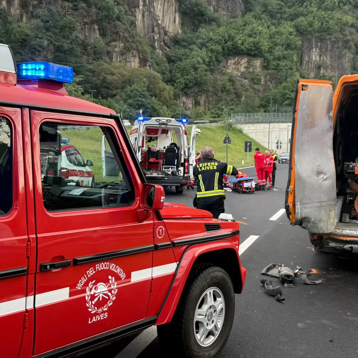 Incidente sulla statale a Laives, scooter contro un furgone: pesanti disagi