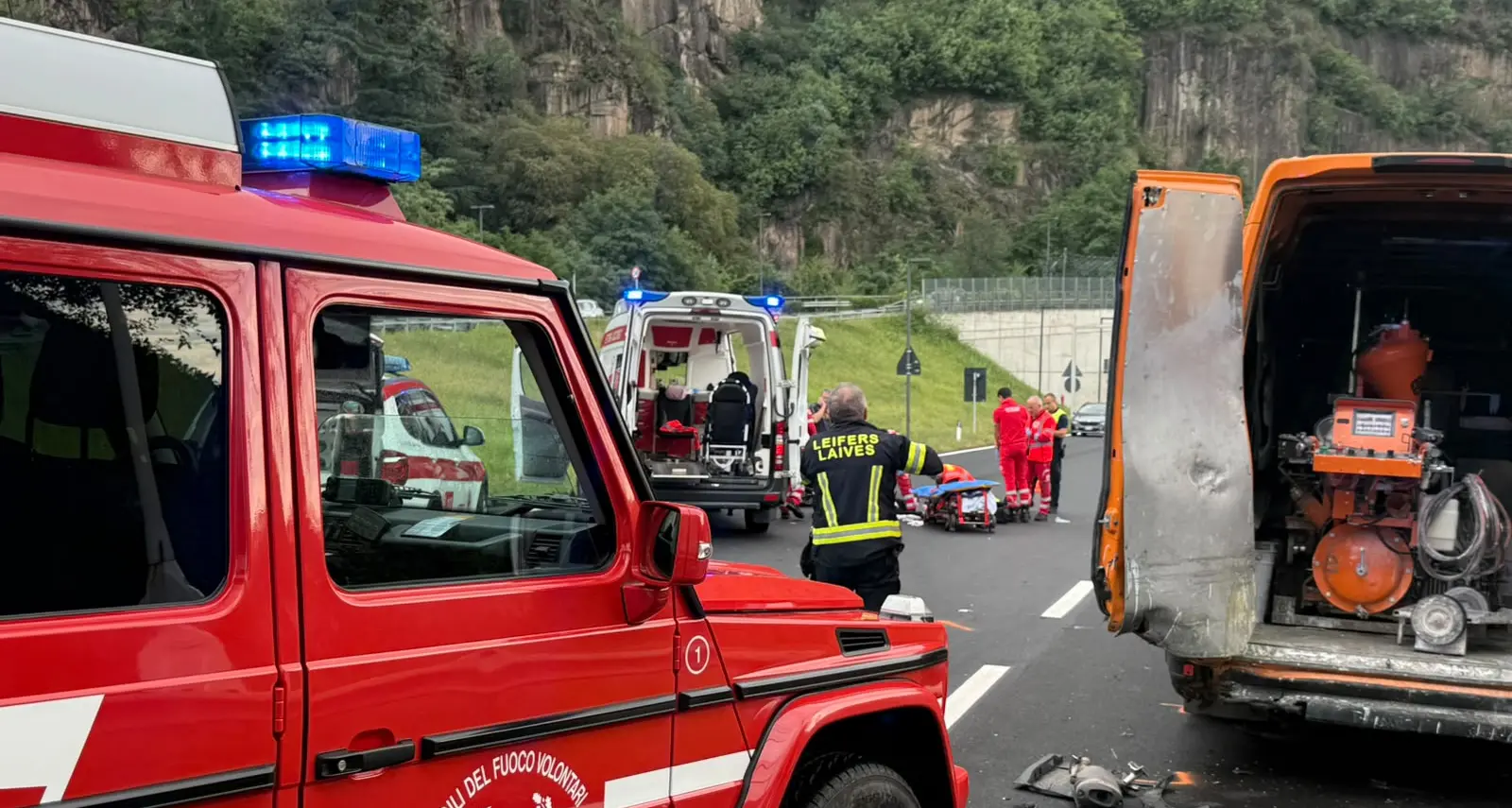 Incidente sulla statale a Laives, scooter contro un furgone: pesanti disagi