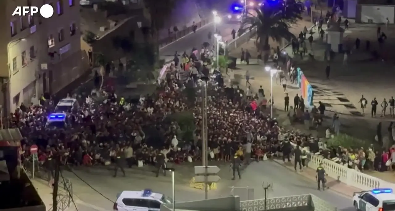 Ceuta, avviato il trasferimento per 1.700 migranti al porto dell'enclave spagnola