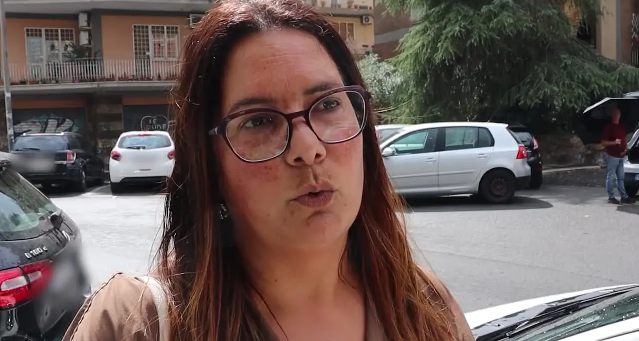 Studente accoltella una docente a Roma, i compagni: “Aveva casco con cam, era in videochiamata\"