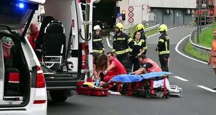 Pineta, scooter contro un furgone sulla statale: traffico bloccato