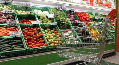 Bolzano, riempie il carrello e supera le casse senza pagare: denunciato diciottenne