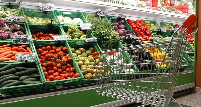 Bolzano, riempie il carrello e supera le casse senza pagare: denunciato diciottenne