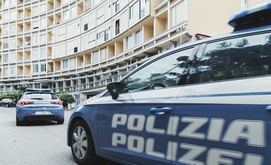 Minaccia una donna con il coltello e tenta di rapinarla: arrestato