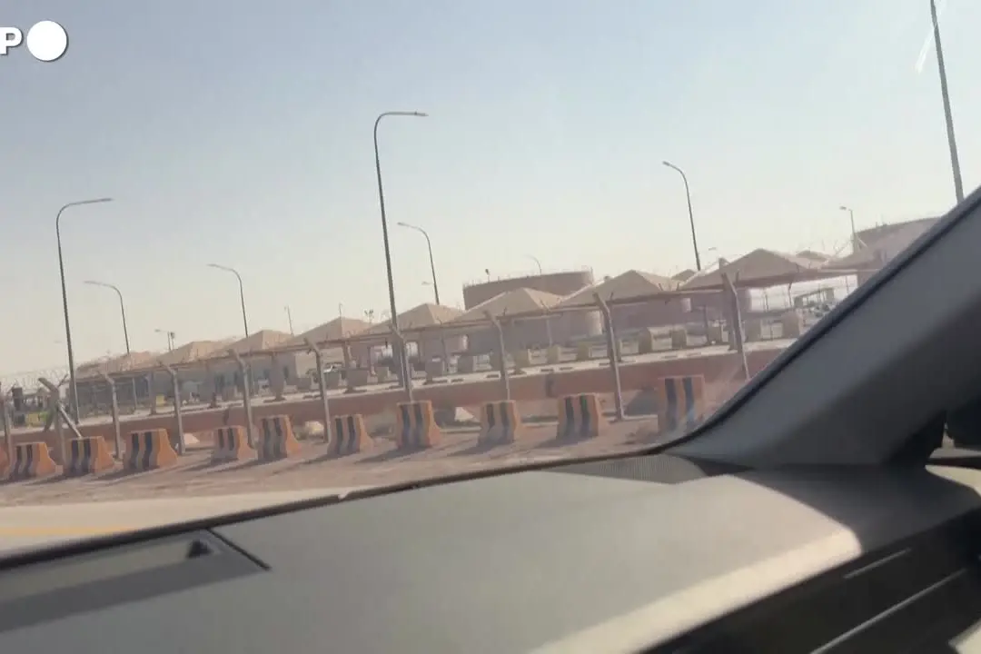 Riad, serbatoi di carburante Aramco vicino all'aeroporto dopo un incendio
