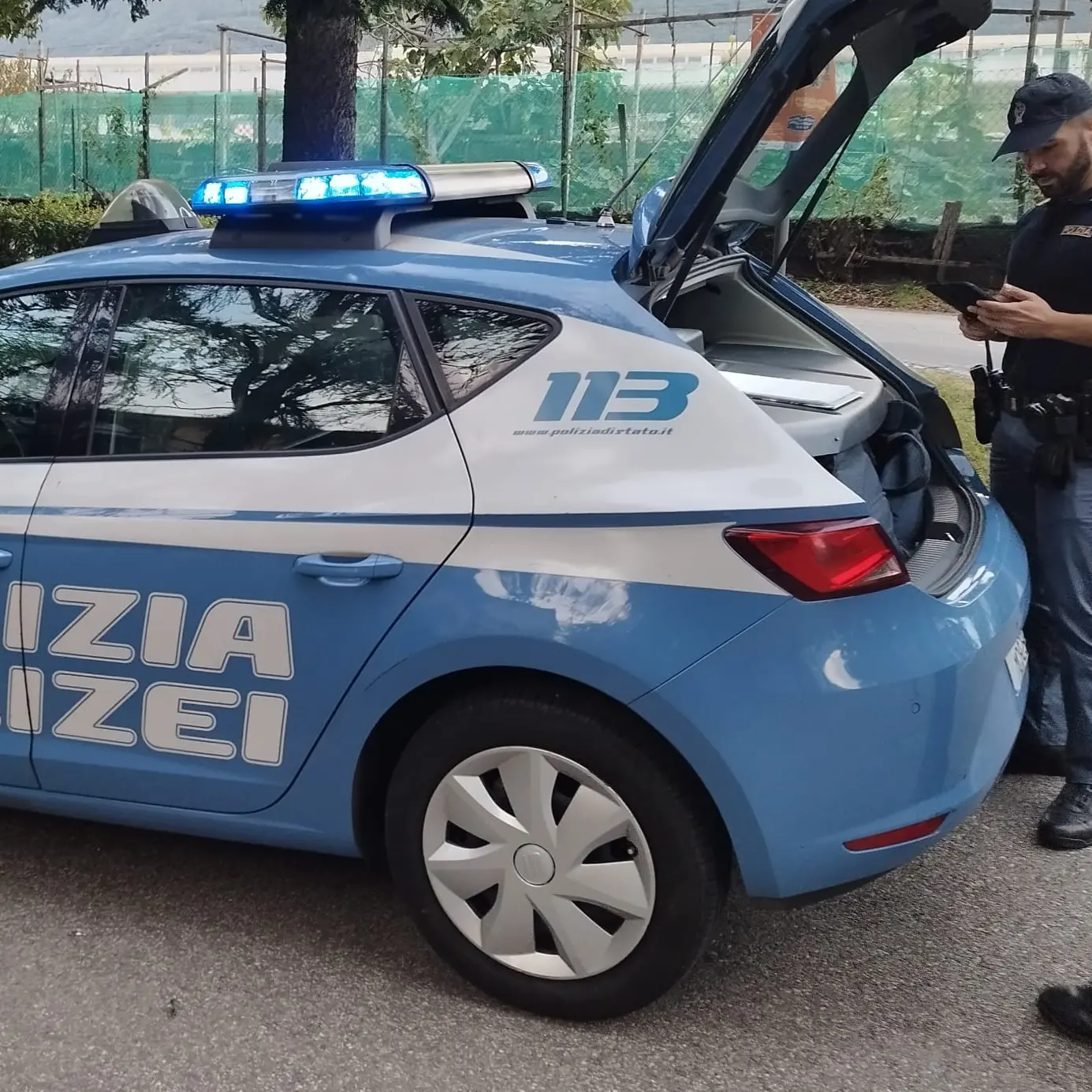 Minaccia una donna con il coltello e tenta di rapinarla: arrestato