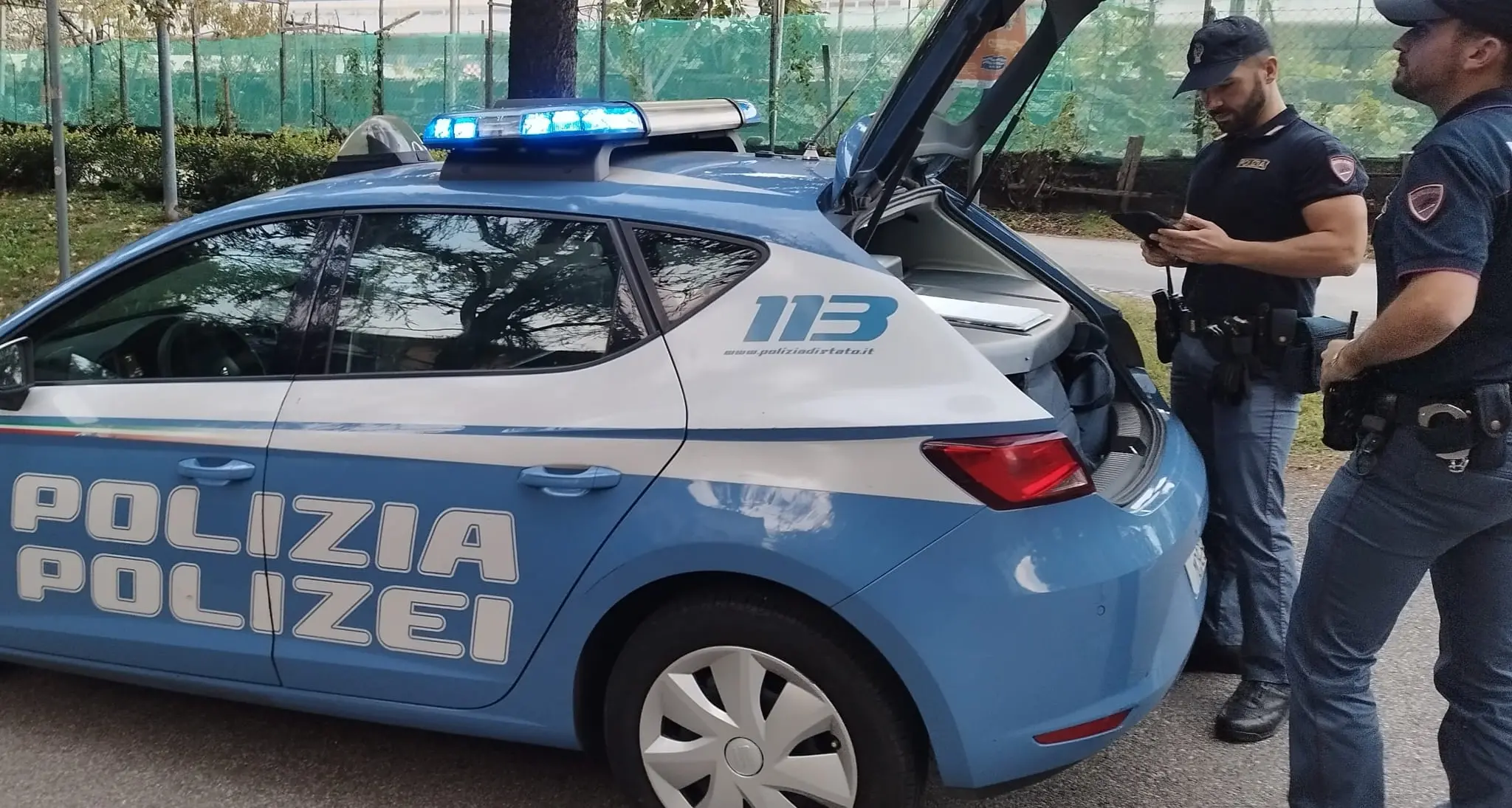 Minaccia una donna con il coltello e tenta di rapinarla: arrestato