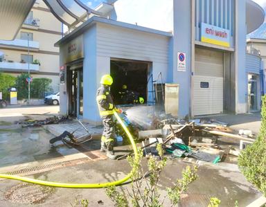 Merano, fiamme al distributore di via Piave: scatta l’allarme per le cisterne