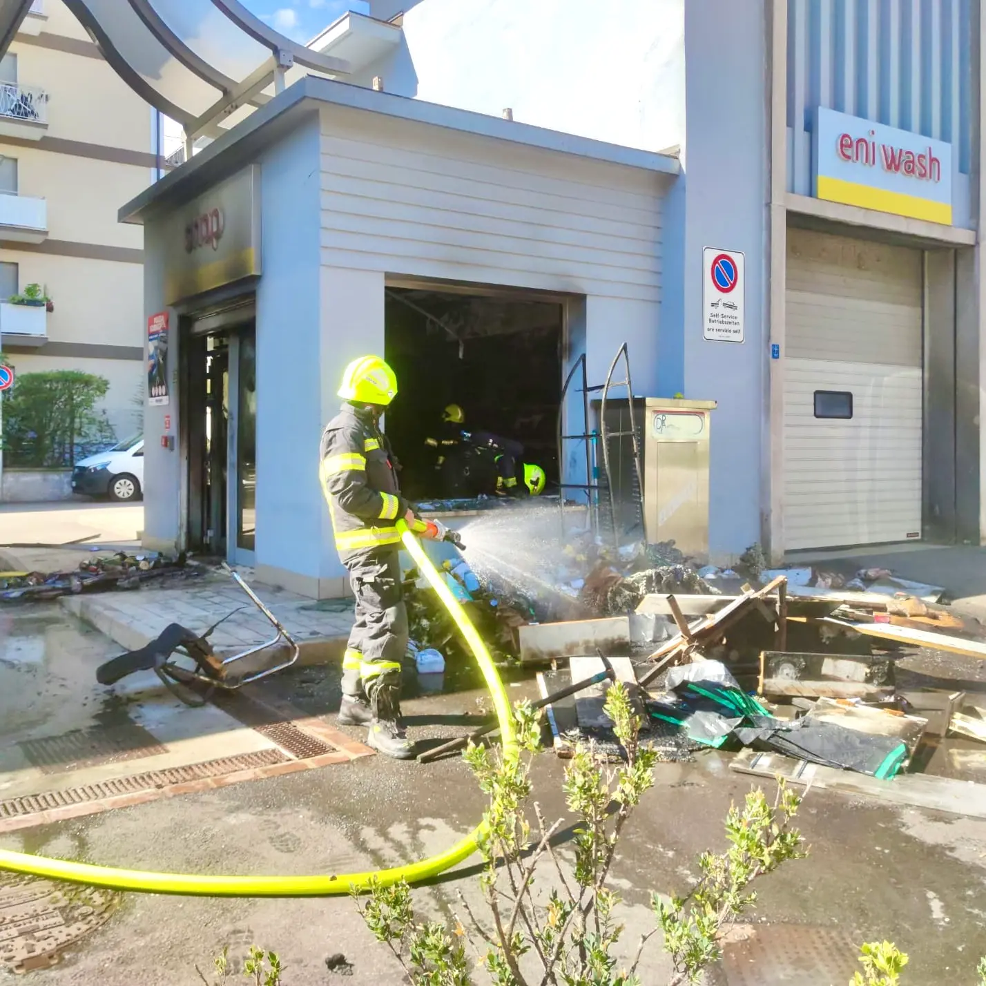 Merano, fiamme al distributore di via Piave: scatta l’allarme per le cisterne