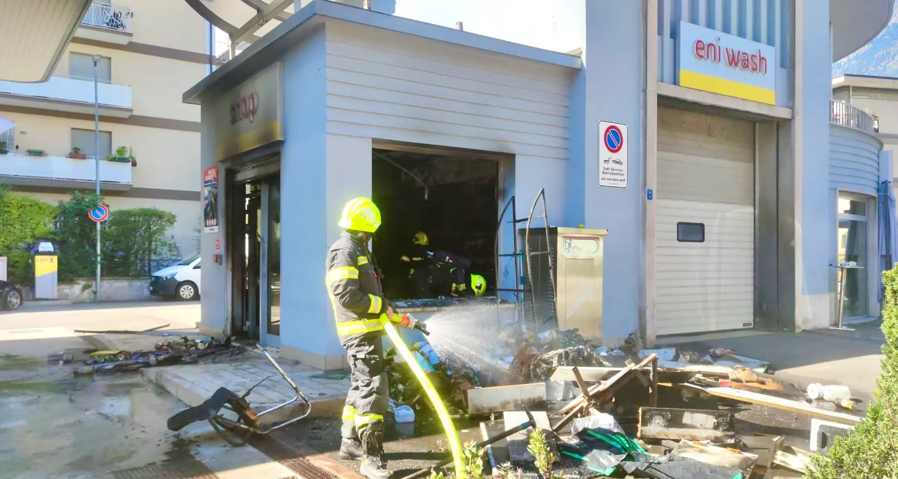 Merano, fiamme al distributore di via Piave: scatta l’allarme per le cisterne