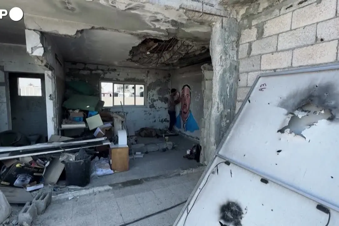 Gaza, artista realizza un murale in onore del rapper Macklemore