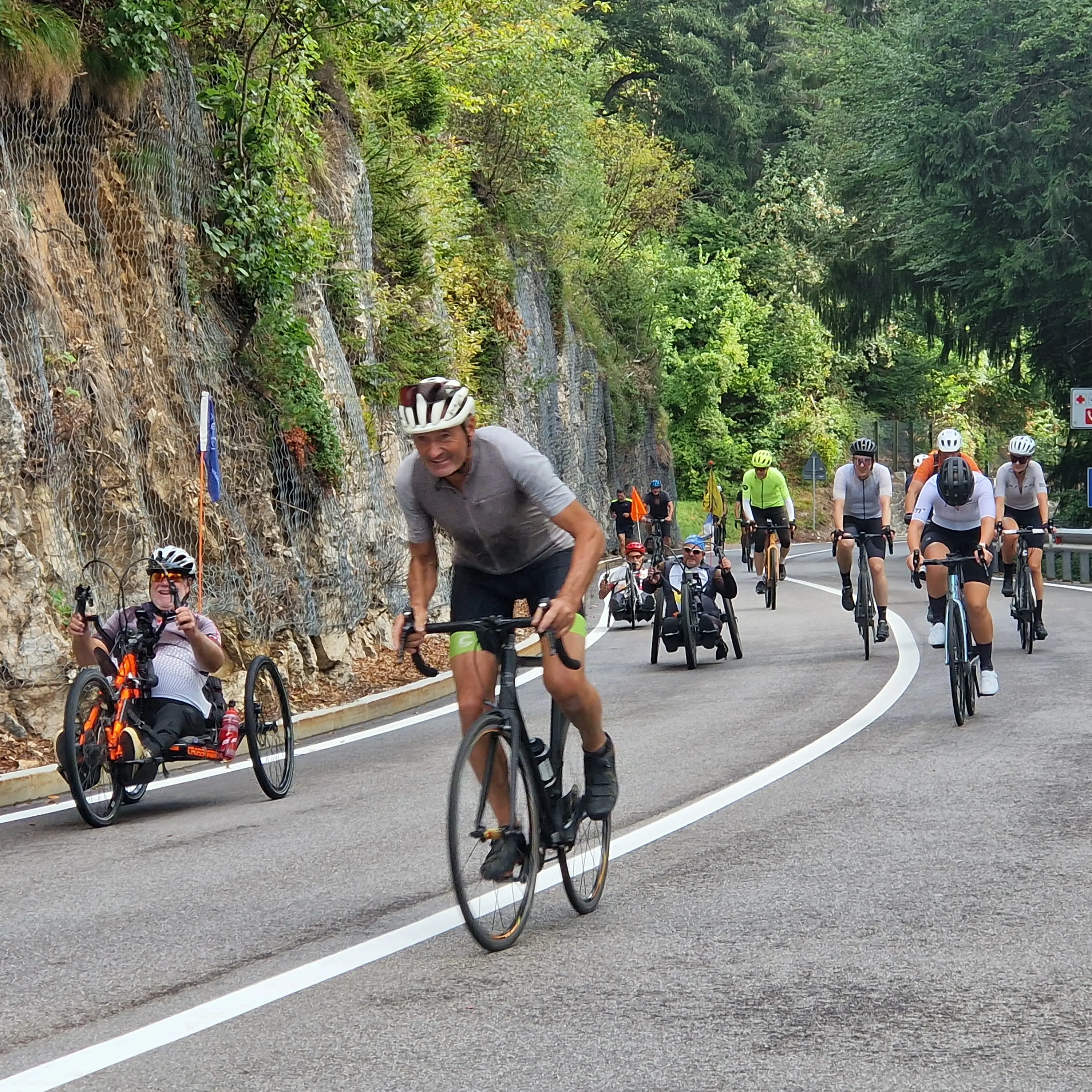 Mendola senz’auto, è record: 4.429 ciclisti pedalano fino al passo