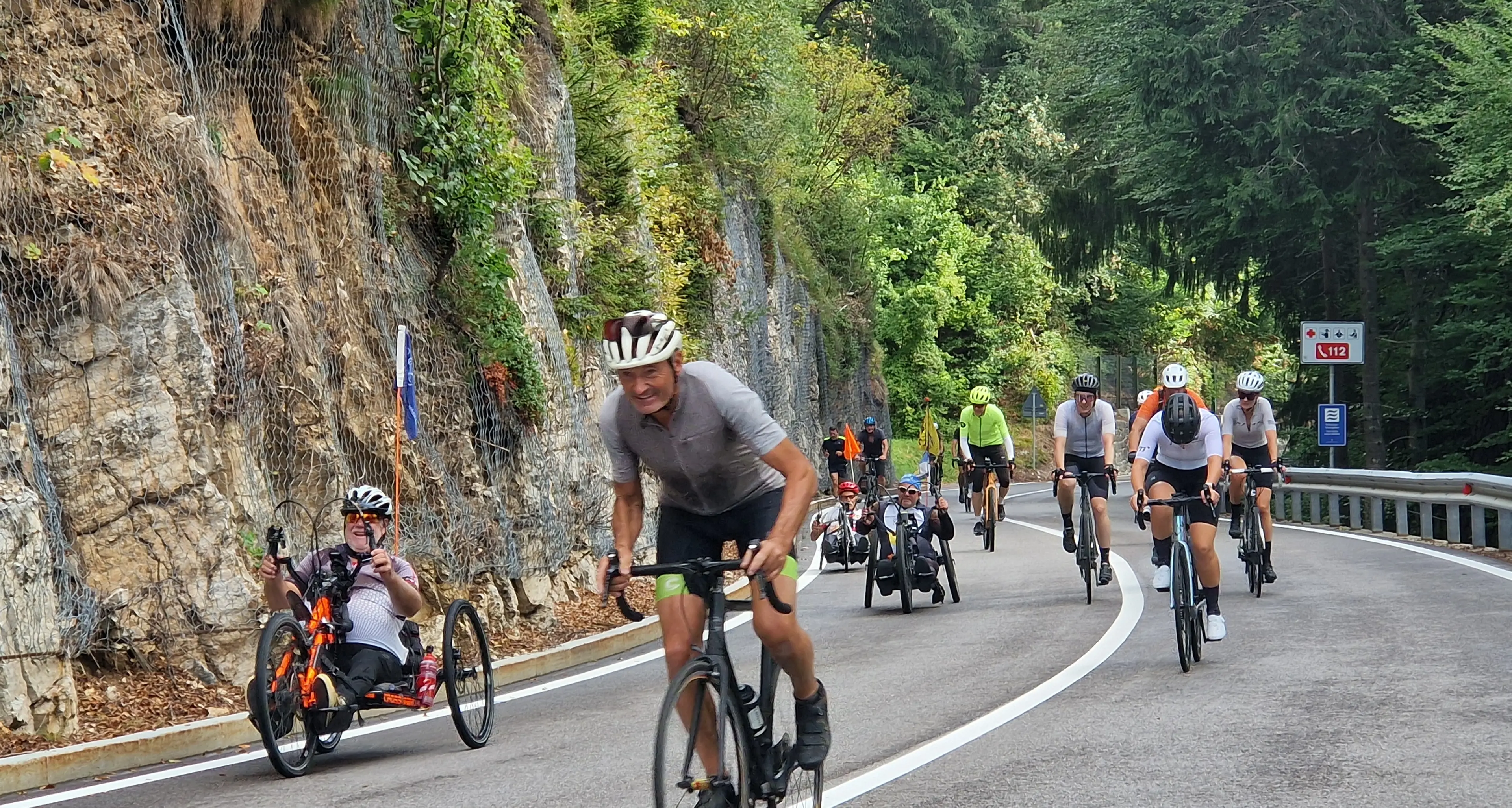 Mendola senz’auto, è record: 4.429 ciclisti pedalano fino al passo
