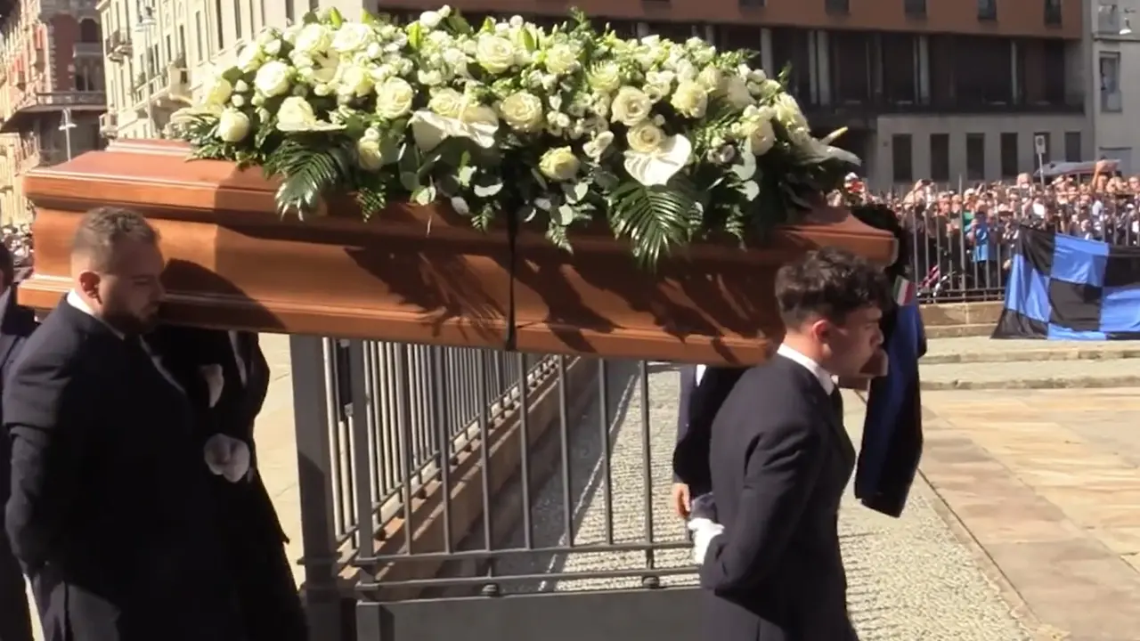 Funerali Mazzola, l'arrivo e l'entrata del feretro a Sant'Ambrogio
