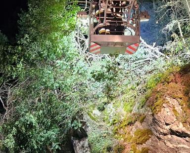 Bressanone, alberi e grossi rami cadono sulla strada per Luson: provinciale chiusa