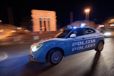 Sorpreso mentre si cala dalla finestra di un negozio: arrestato
