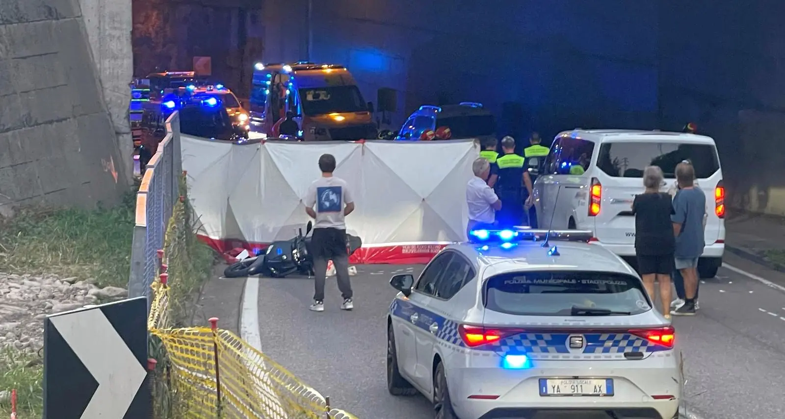 Galleria del Virgolo, scontro tra due mezzi: due diciottenni ferite