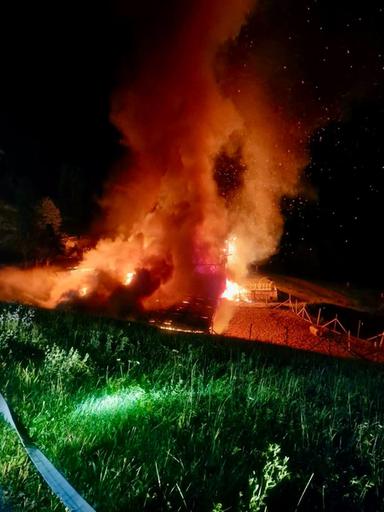 Fienile distrutto dal fuoco sul Renon, salvati sette capi di bestiame
